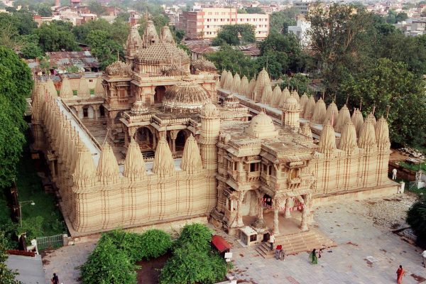 1200px-Sheth_Hutheesinh_Temple