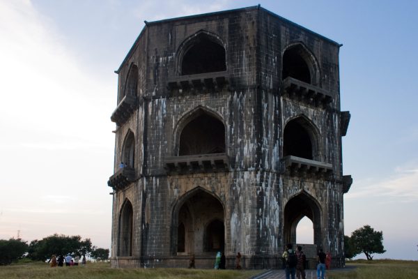 Salabat_Khan's_tomb_2